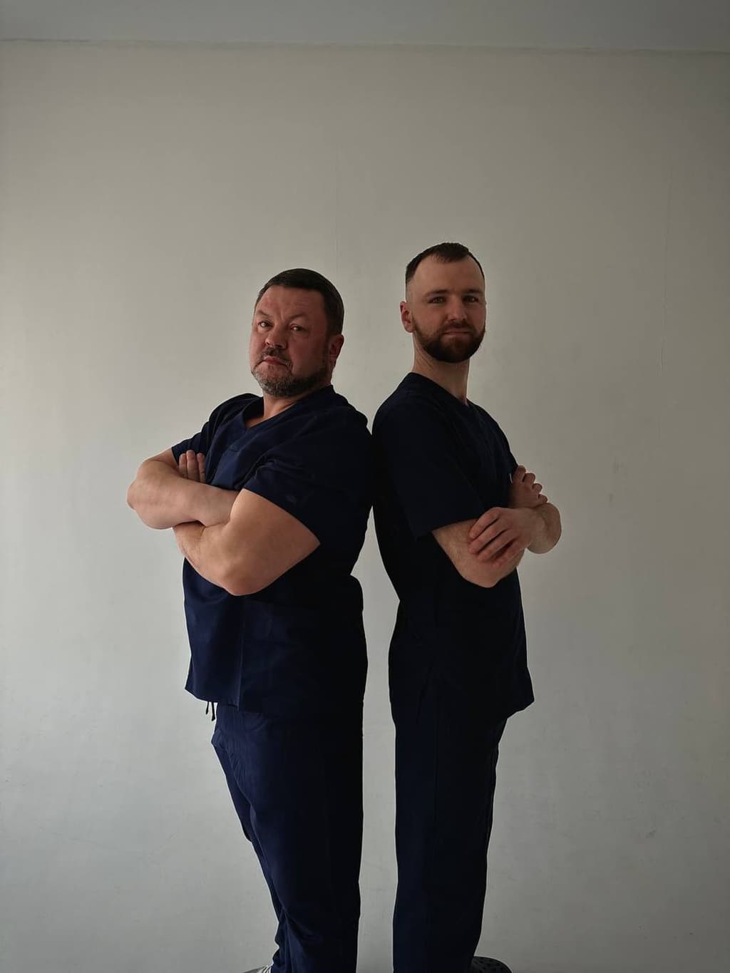 Два масажиста стоять спиною один до одного